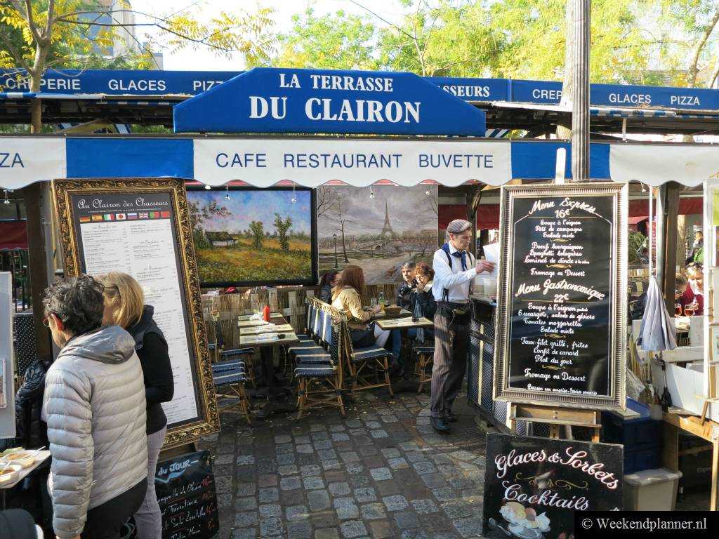 Zelfs de terrasjes op de Place du Tertre zijn aangekleed met de schilderijen die op het plein verkocht worden.